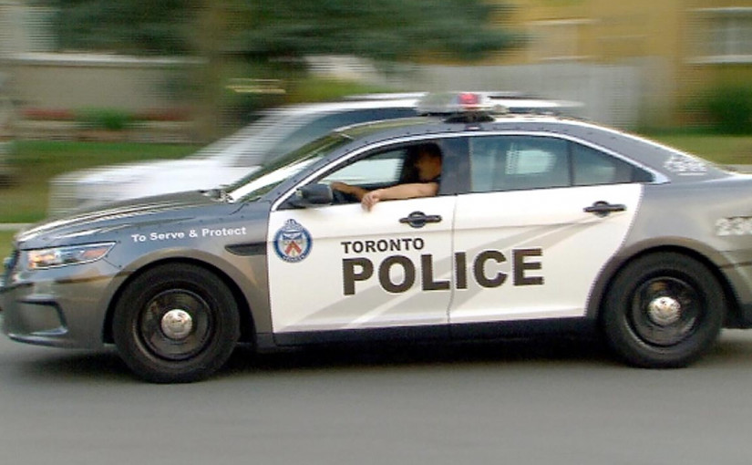 士嘉堡2車相撞 途人被撞兼捲入車底