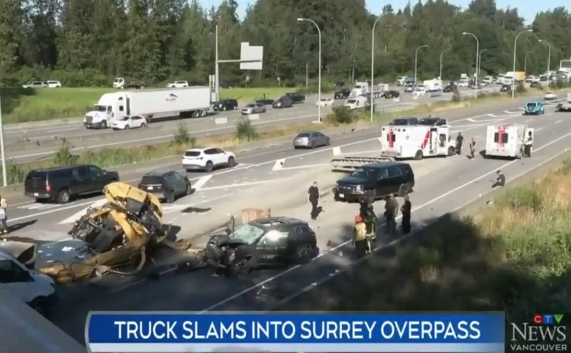卡車撞立交橋 一號公路素里路段一度出現大延誤