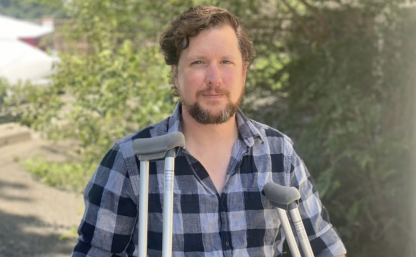 視頻顯示男子汽車被搬家貨車撞壞 萬元修理費卻無處索賠