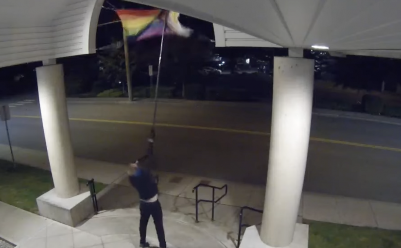 【有片】三角洲警方尋找破壞自豪旗幟男子