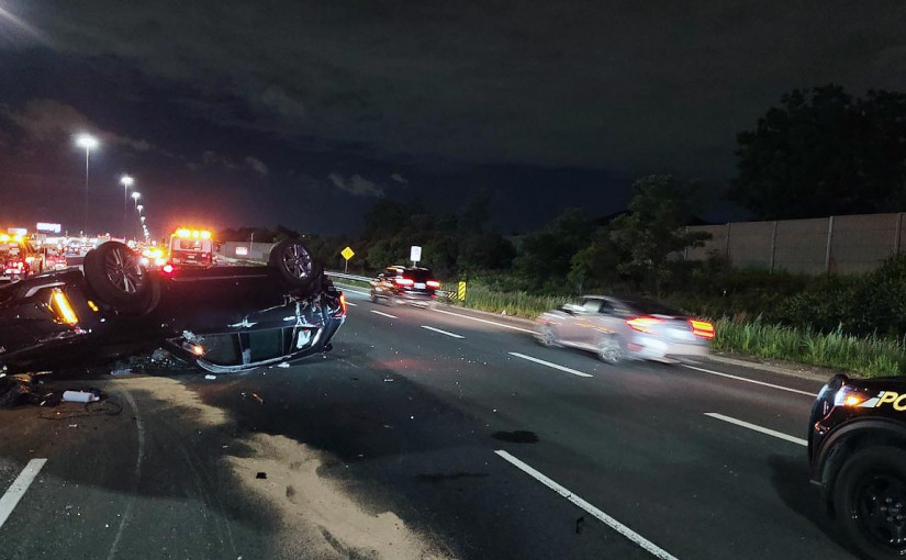 與貨櫃車碰撞 SUV四輪朝天司機重傷