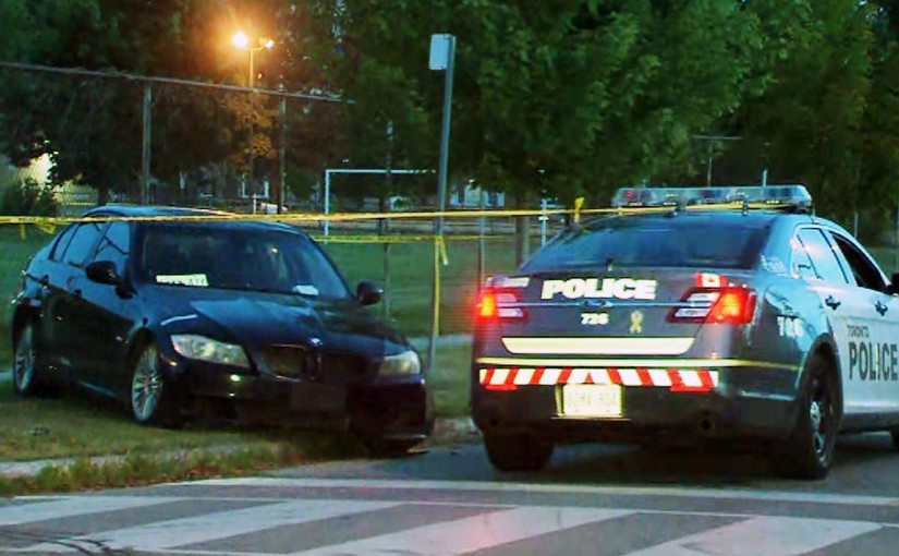 士嘉堡男子腿部中多槍 欲駕車離開失控衝出馬路