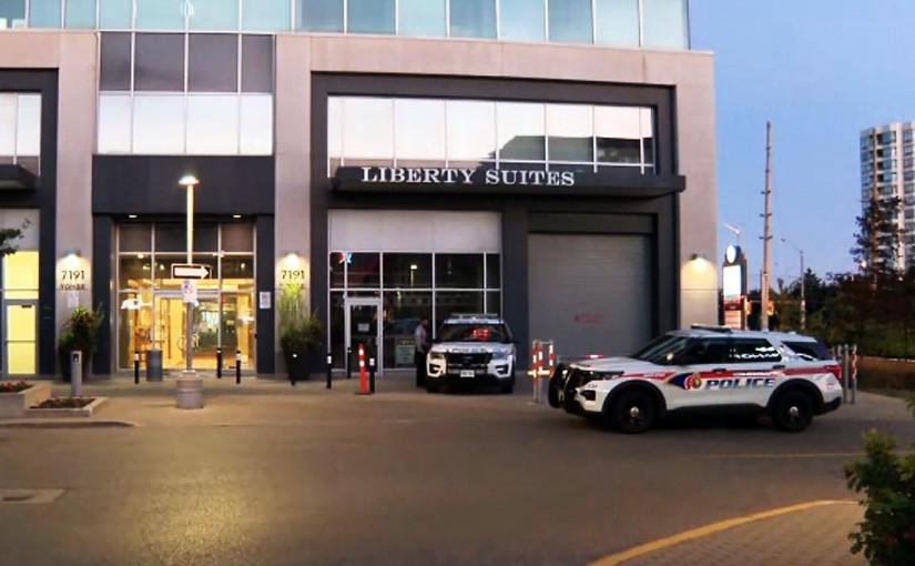 康山酒店房間有人開槍 1人中槍重傷