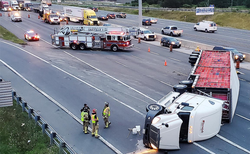 貨櫃車失控QEW躺平 4線全封鎖交通相當擠塞