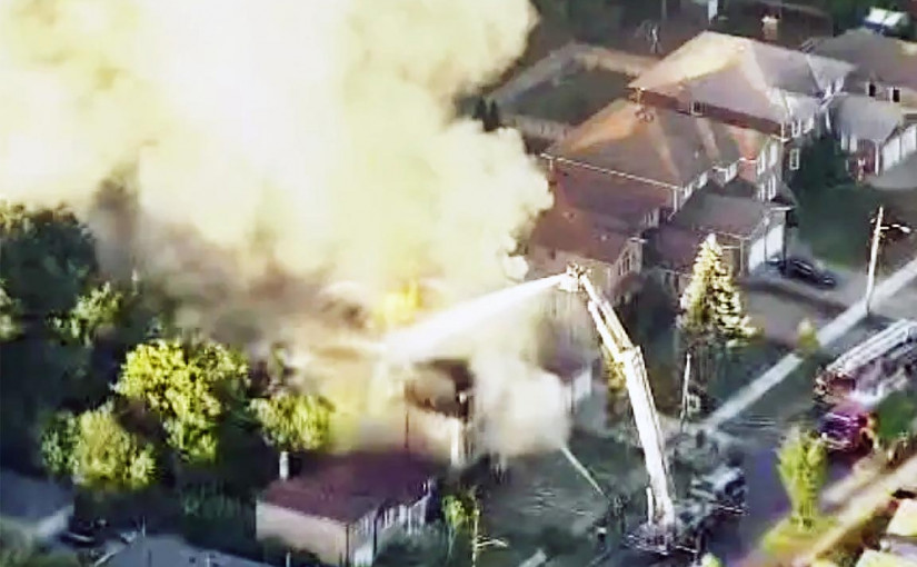 北約克興建中獨立屋起火 1名消防員受傷送院