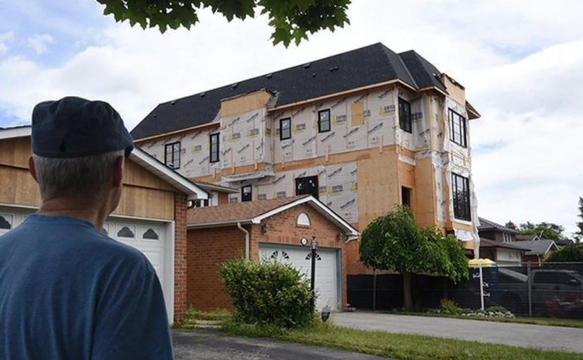 烈治文山出現「怪獸屋」 1哩外可清晰看到