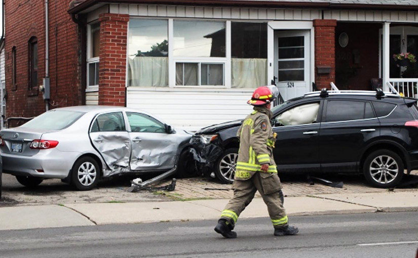 5車相撞 2車衝進民居 撞毀煤氣錶引致氣體泄漏