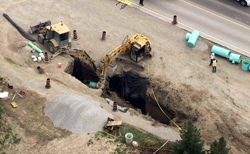 溝渠鋪設工程泥土倒塌 4名工人受傷
