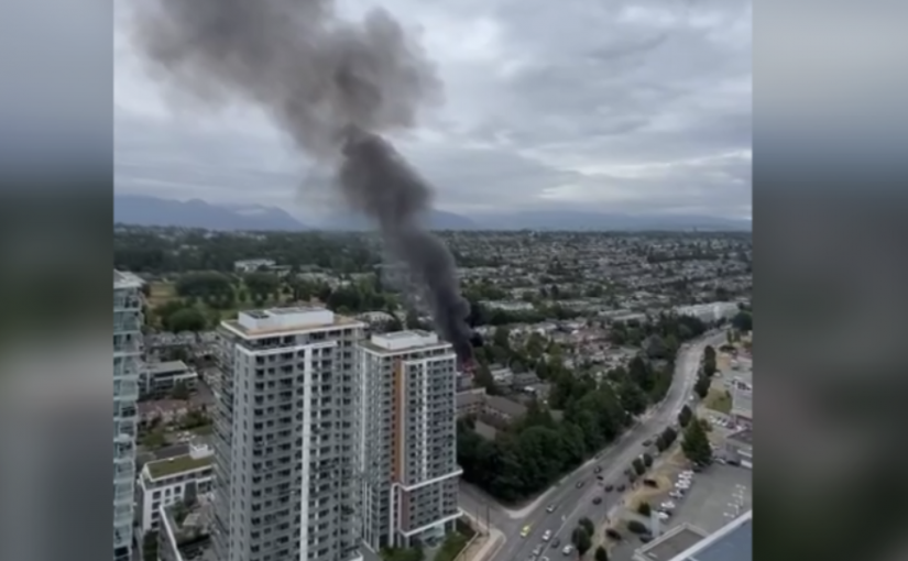 溫南一住宅區發生火警 兩房屋燒毀 無人受傷