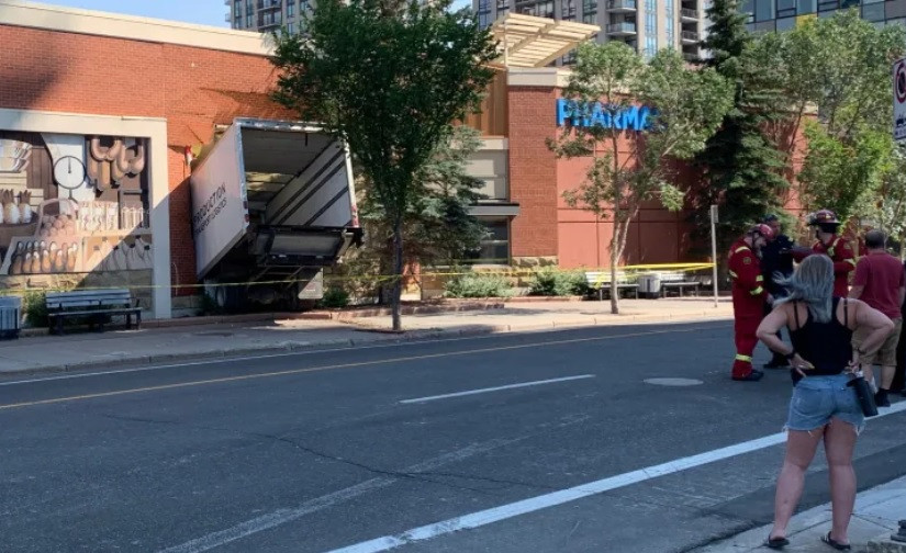 被盜卡車撞向卡加利市中心Co-op超市 司機逃逸