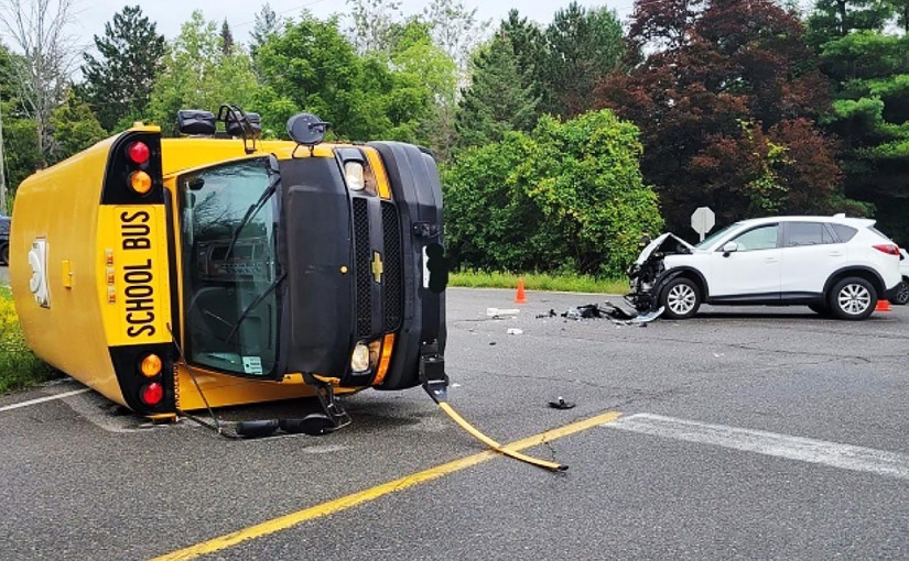 校巴遭SUV撞至翻側 車上13歲學童受輕傷