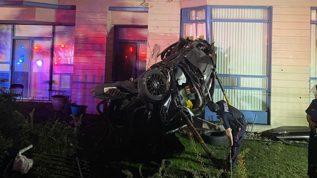 汽車翻滾撞入公寓樓車樓俱損 司機被解救