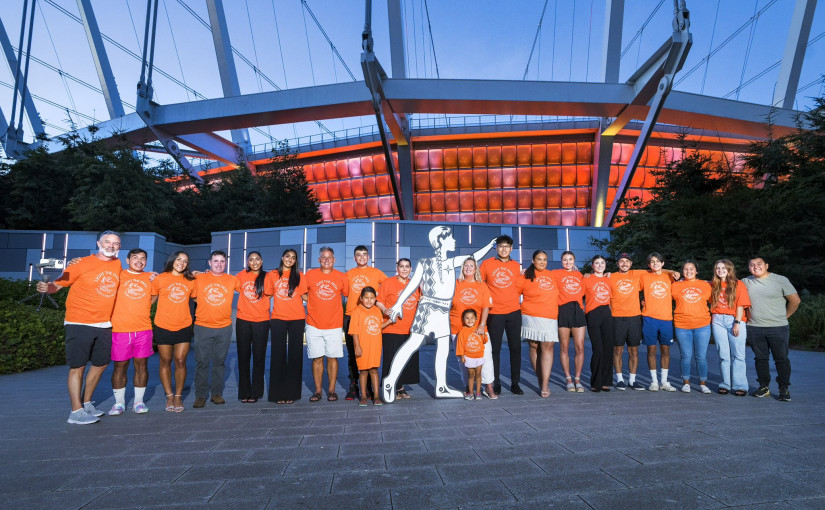 卑詩體育館「用愛發光」 亮燈藝術成溫市地標