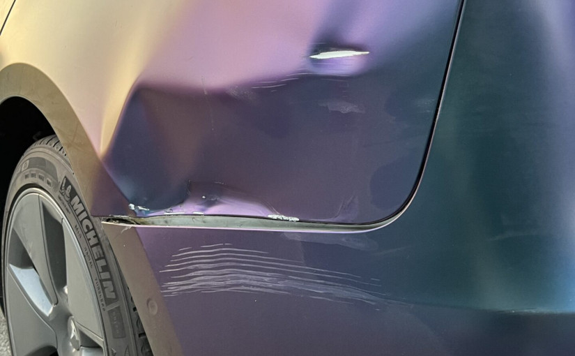 特斯拉停溫西路邊 被電動滑板車自炒撞至凹陷