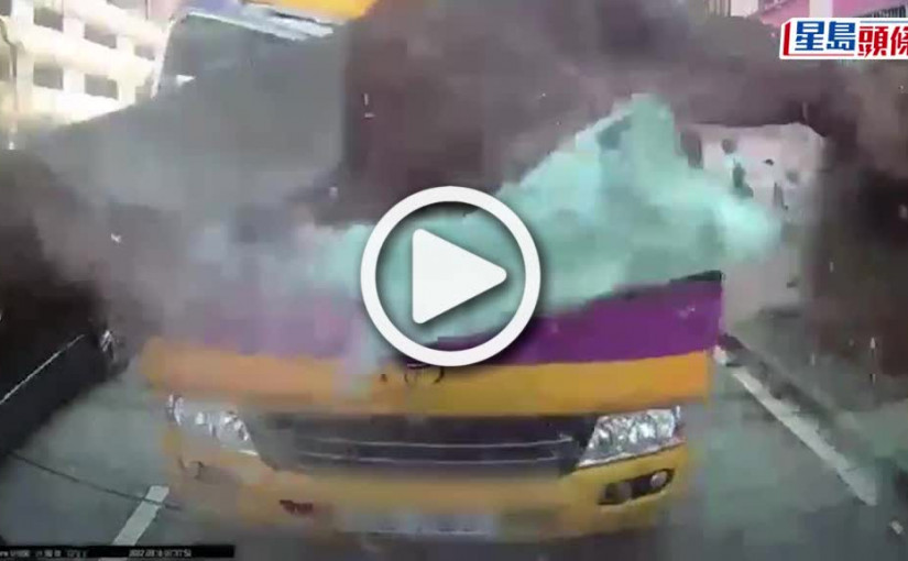 (視頻)大樹壓車｜何文田塌大樹壓中4車 校巴司機傷