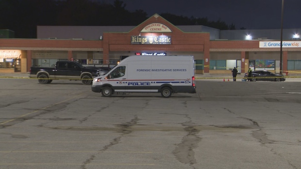 酒吧停車場男子被刺身亡 行人被撞重傷