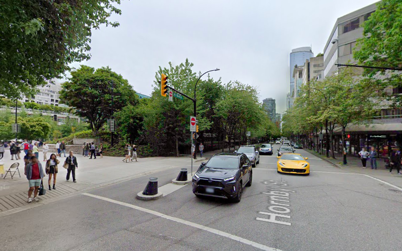 嚇死！鬧市區大白天遭跟蹤  女子跑進商鋪「避難」