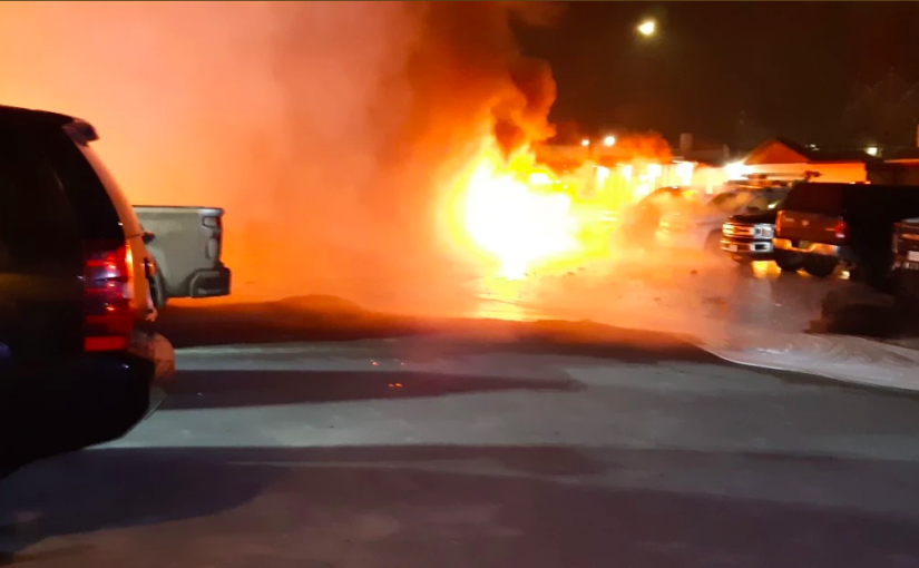 卑詩發生午夜縱火燒警車！！  8車盡毀