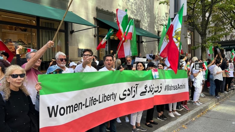 伊朗女當地被捕後亡掀全球示威 卑詩和安省均有大型集會