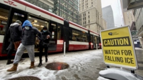 安省南部GTA繼續清理降雪  多宗道路意外 上班交通混亂