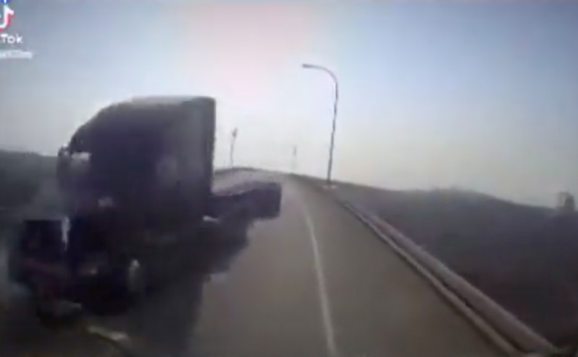 【有片】驚險一幕！大拖車越雙實線  險與來車對撼