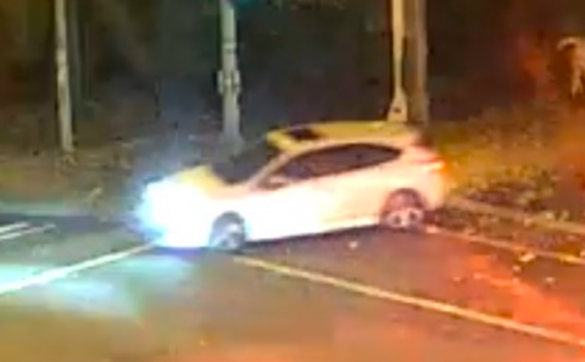 素里這輛車可疑！駛經行人時發射煙花傷人