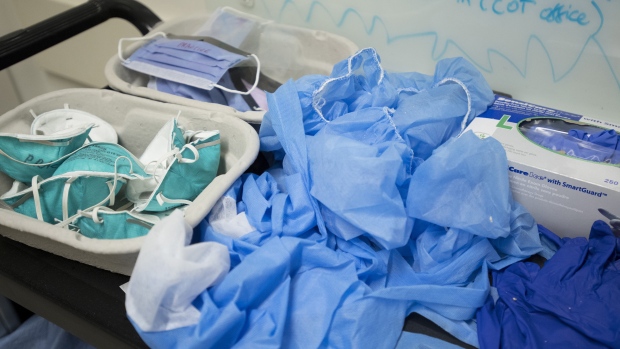 三名加拿大人在疫情時詐騙轉售防疫用品 被判入獄及罰款