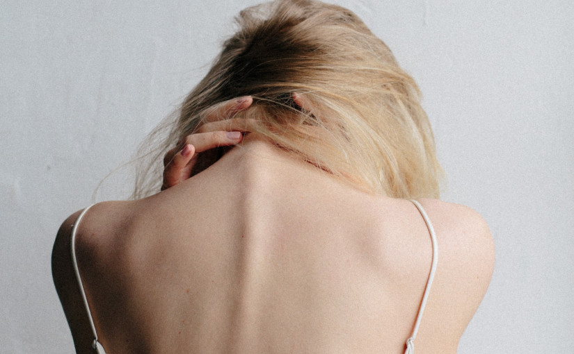 駝背｜網購「十字棍」 能糾正脊椎側彎？ 醫生警告：可引致8大問題