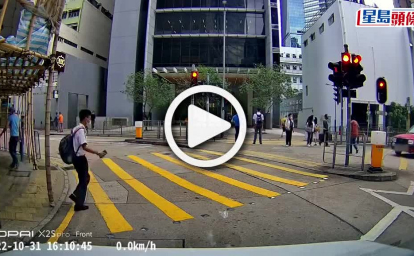 (視頻)危險駕駛｜攞命「的哥」走捷徑剷上安全島  路人身邊擦身過