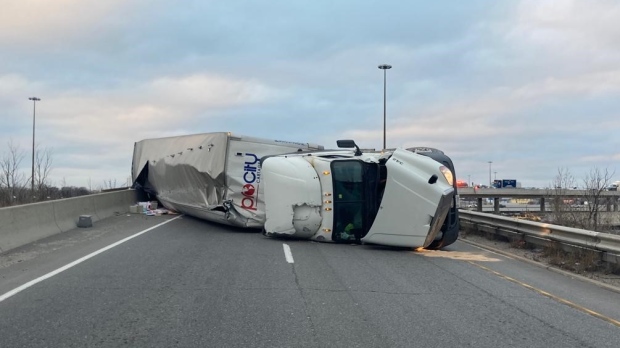 貨櫃車翻車 這一高速公路匝道關閉