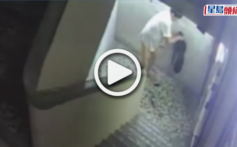 (視頻)Juicy叮｜旺角「瀨屎男」匿唐樓除褲抆屎落牆 完事湊近鼻端聞一聞