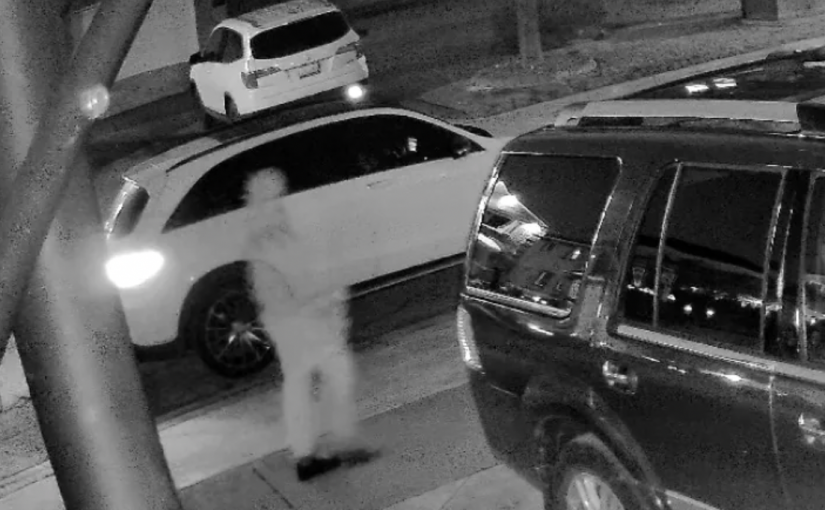 【有片】女子街頭遭隨機襲擊 被男子口袋罩頭拳打腳踢