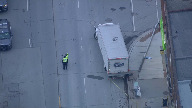 貨車撞倒燈桿 女行人被燈桿砸中生命危殆