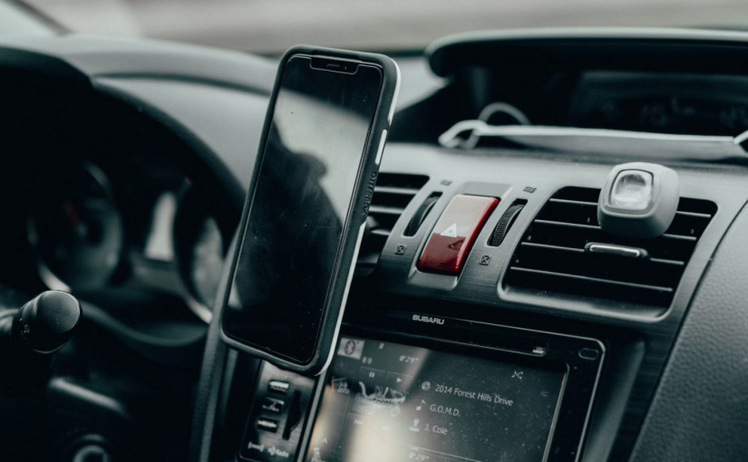 男子邊開車邊看電視   罰款615元