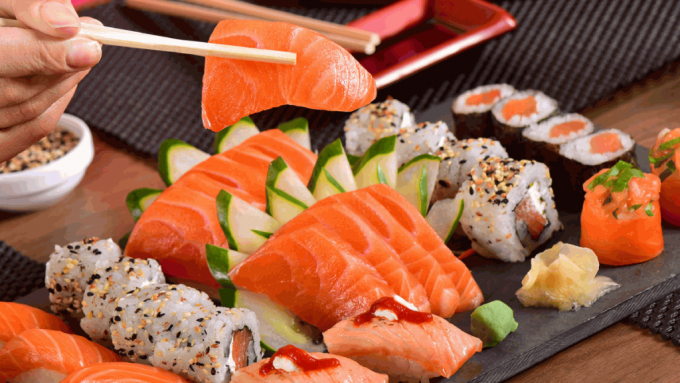 胃痛｜食大餐想回本勿吃魚生？ 醫生教4招幫助消化燒脂