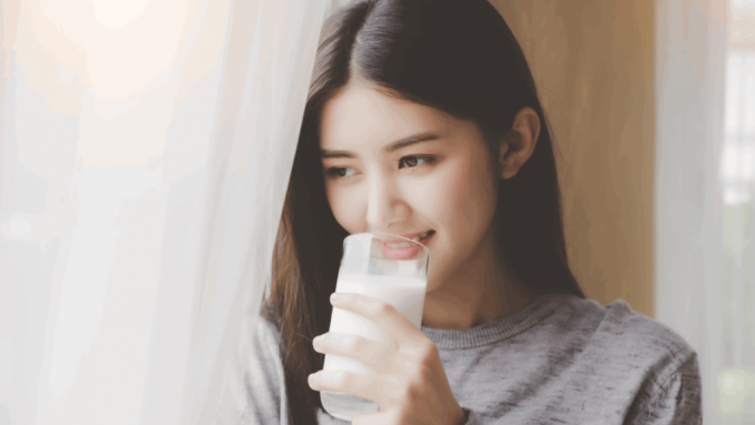 失眠｜飲牛奶有助放鬆入睡？ 醫生拆解迷思 教吃1食物更有效