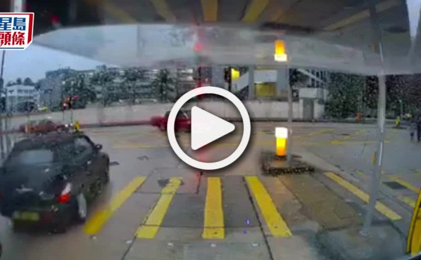 (視頻)車Cam｜老豆帶三女兒冒雨衝燈 兩度險被撞 司機一動作網民大讚
