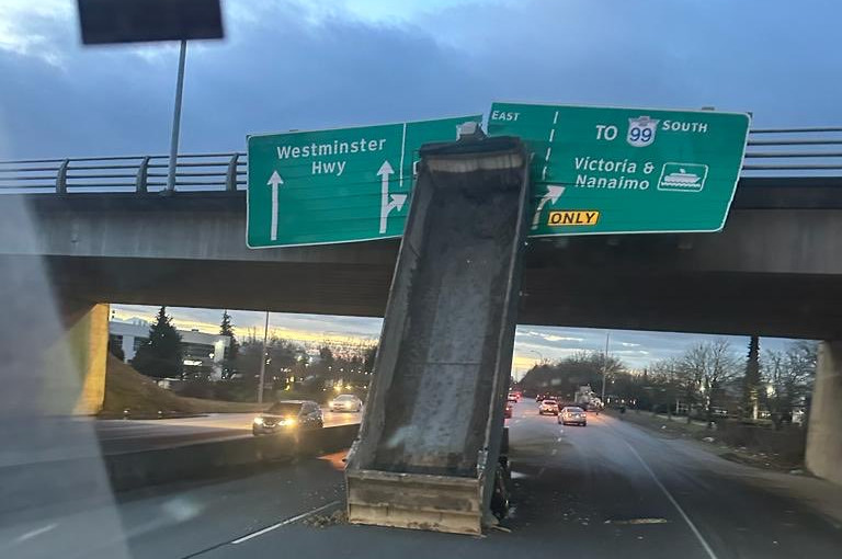 【突發】列治文大貨車卡立交橋！奈特夾甘比街三線封閉