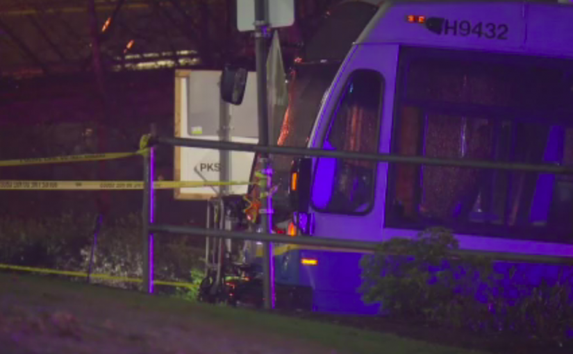 本拿比天車站發生一男子被壓巴士下命危