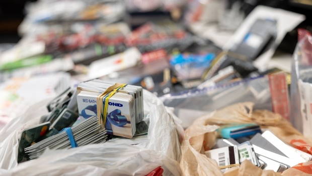 涉嫌偽造價值50萬元禮品卡    烈治文山3人落網