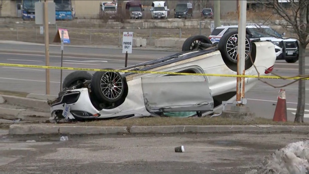 Pickering嚴重車禍  車輛被撞至四輪朝天