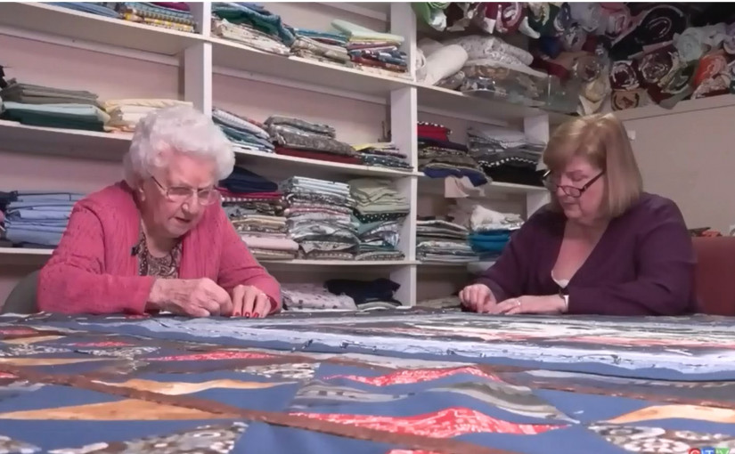 百歲老人為慈善機構縫被子   堅持60載仍享受其中