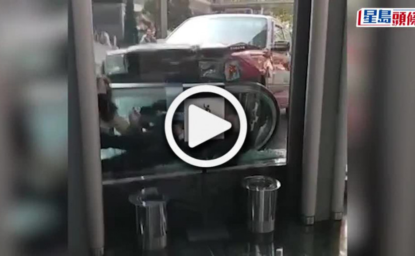 (視頻)中環的士剷上行人路 兩途人慘被夾成「三文治」 七旬司機被帶走