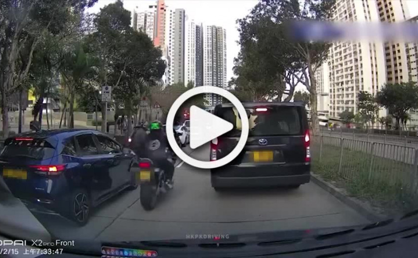 (視頻)車CAM直擊│新清水灣道2電單車揳車罅相撞人疊人 網民：「兩邊都唔抵幫」