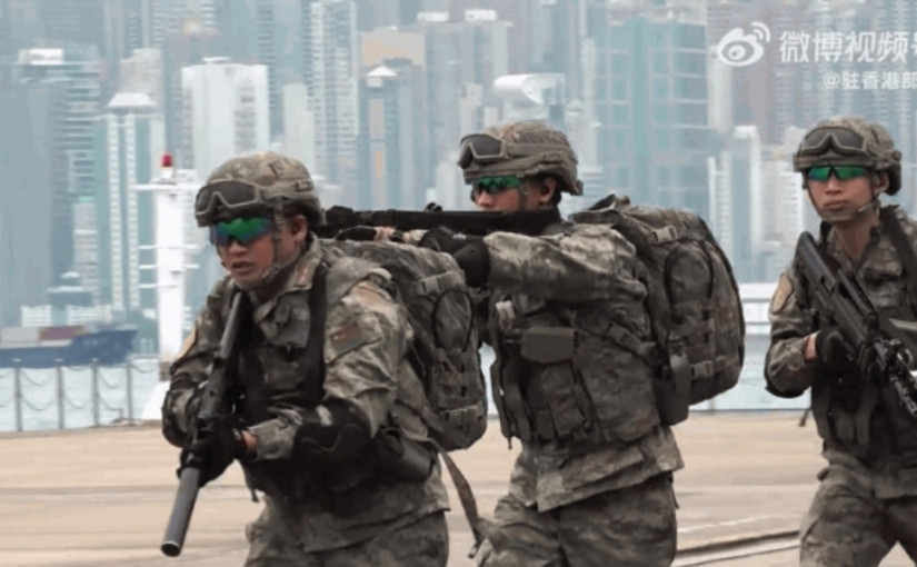 解放軍駐港部隊今年首次進行三軍聯合巡邏  提升陸海空行動能力