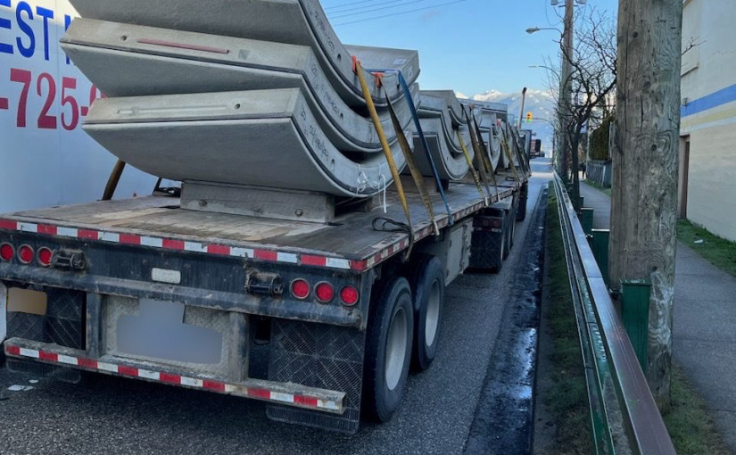 網友嚇親！駕此龐然大物敢玩手機  司機被逮正著