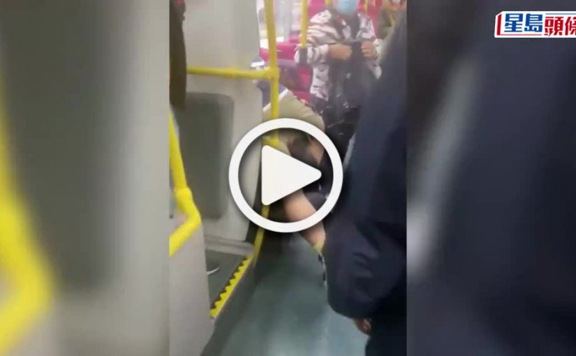 (視頻)九巴MMA｜大叔疑大聲講電話惹不滿 遭大隻男狂揪大嗌「打死我」被扯出車廂倒地不起