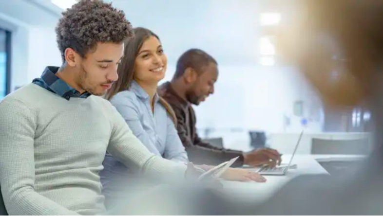 卑詩省府投資5千萬元  上萬學生可獲帶薪實習機會