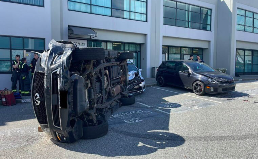 強悍！北溫女司機疑醉駕  衝進寫字樓再撞壞停泊汽車