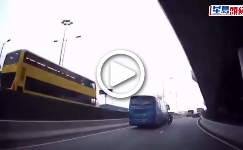(視頻)上環奪命車禍．鐵騎士上斜右彎「ball out」 越線撞旅遊巴跌地遭車輪輾過｜車cam直擊
